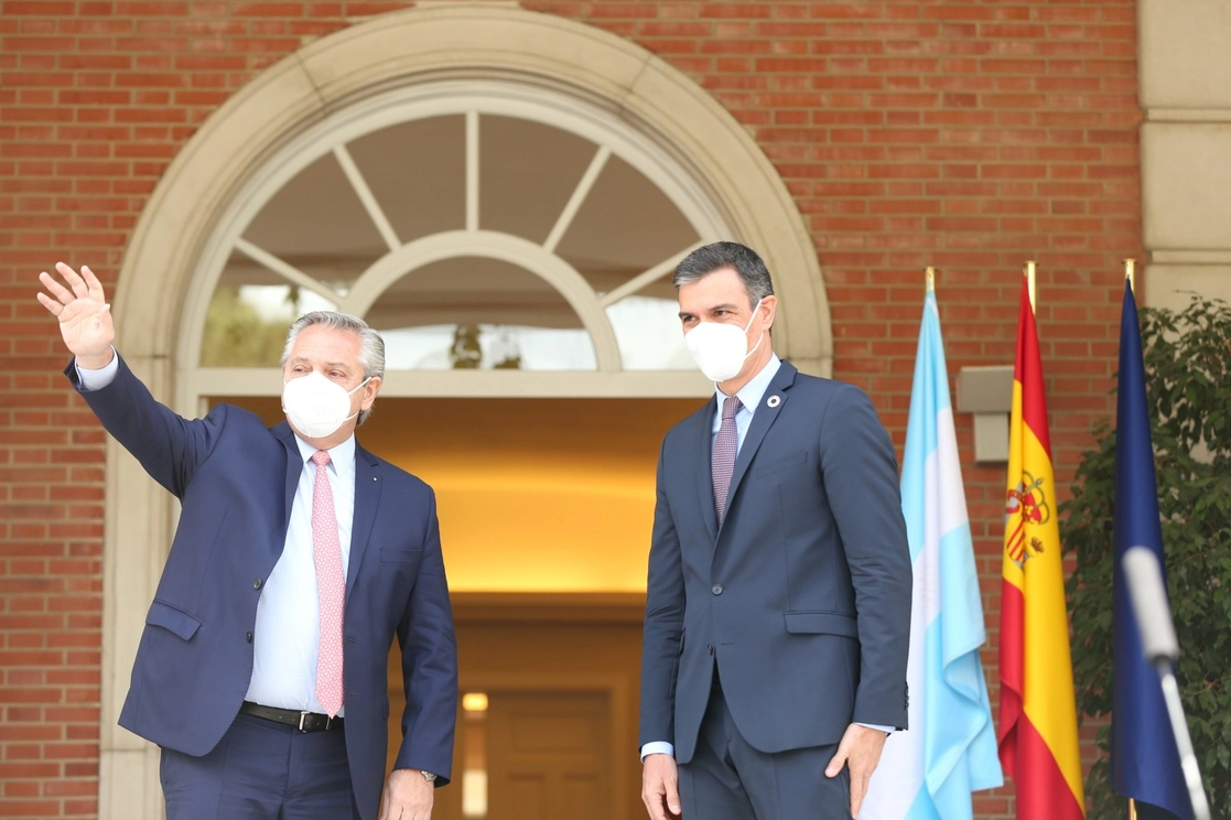 El presidente argentino, Alberto Fernández (izq), junto a su par español, Pedro Sánchez. Foto Europa Press