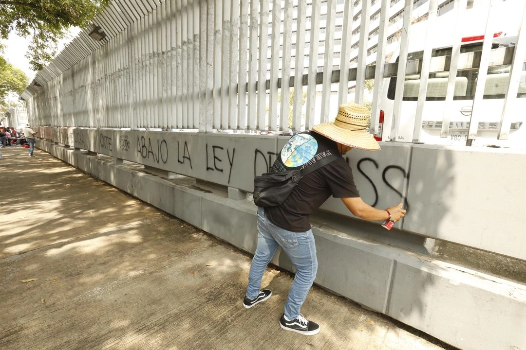 Maestros de la CNTE bloquean los accesos a las oficinas centrales del Issste, ubicadas en la alcaldía Cuauhtémoc, Ciudad de México, el 27 de mayo de 2025. 
