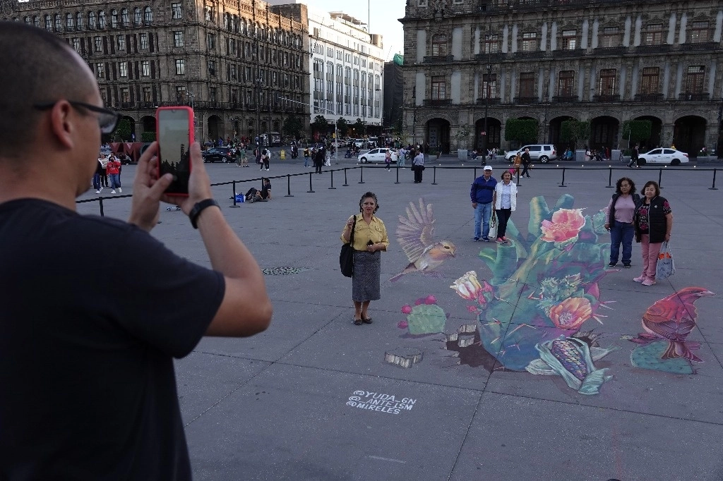 Turismo en el Zócalo capitalino de la Ciudad de México. Foto Cuartoscuro