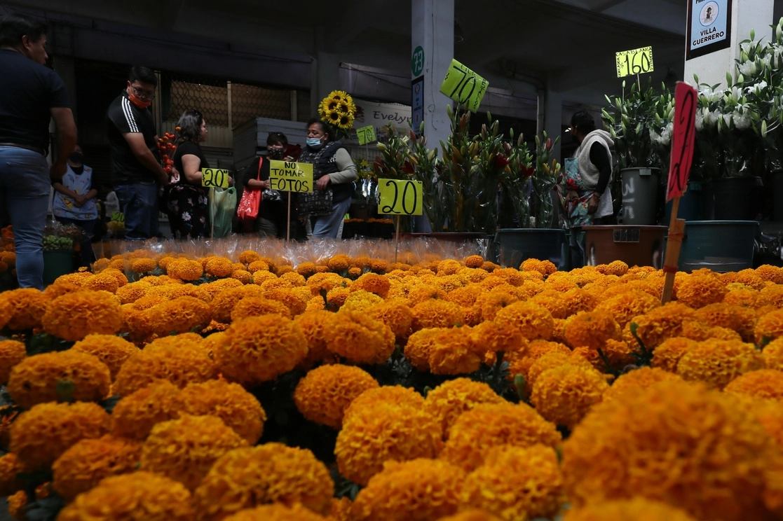 Venta de flor de cempasúchil en el mercado de Jamaica. Foto Roberto García Ortiz