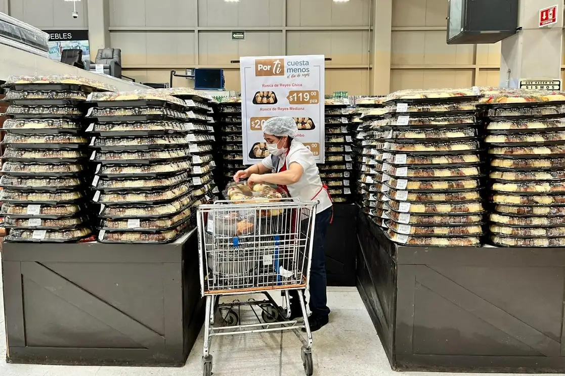 Venta de rosca de reyes en un supermercado de la Ciudad de México, el 4 de enero de 2023. Foto Luis Castillo