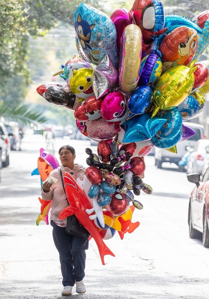 Flores, globos y peluches entre lo más comprado. Foto Pablo Ramos