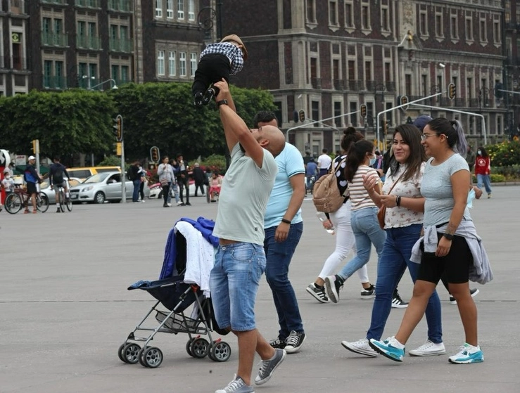 Familias disfrutan del Centro Histórico en el Día de Padre, el 19 de junio de 2022. Foto Marco Peláez