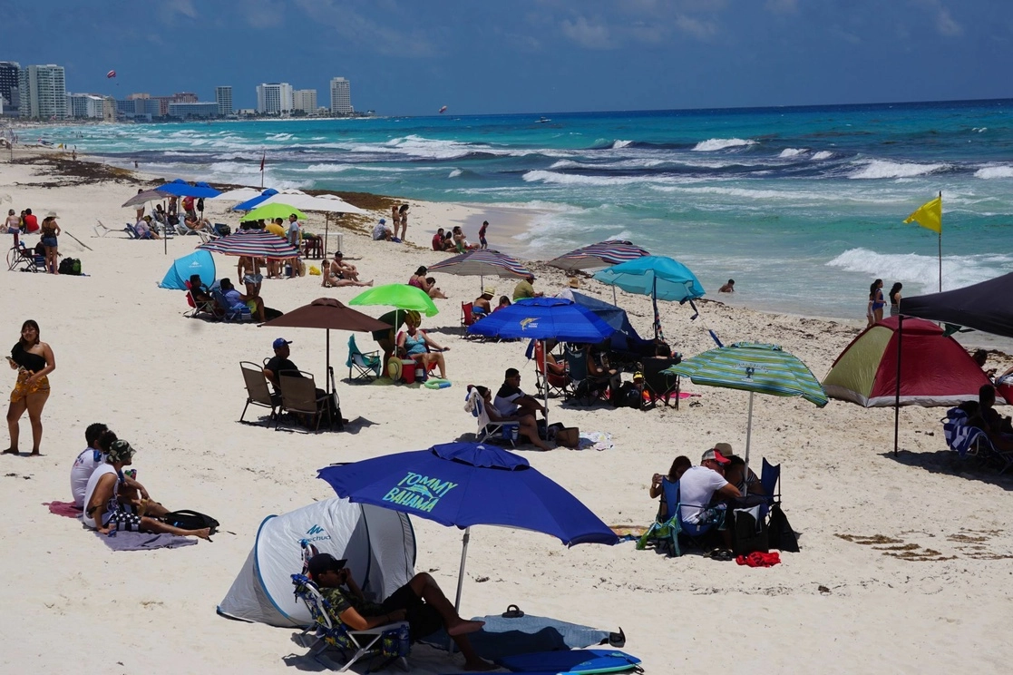 Turistas nacionales y extranjeros en playas de Cancún durante las vacaciones de Semana Santa. Foto Cuartoscuro
