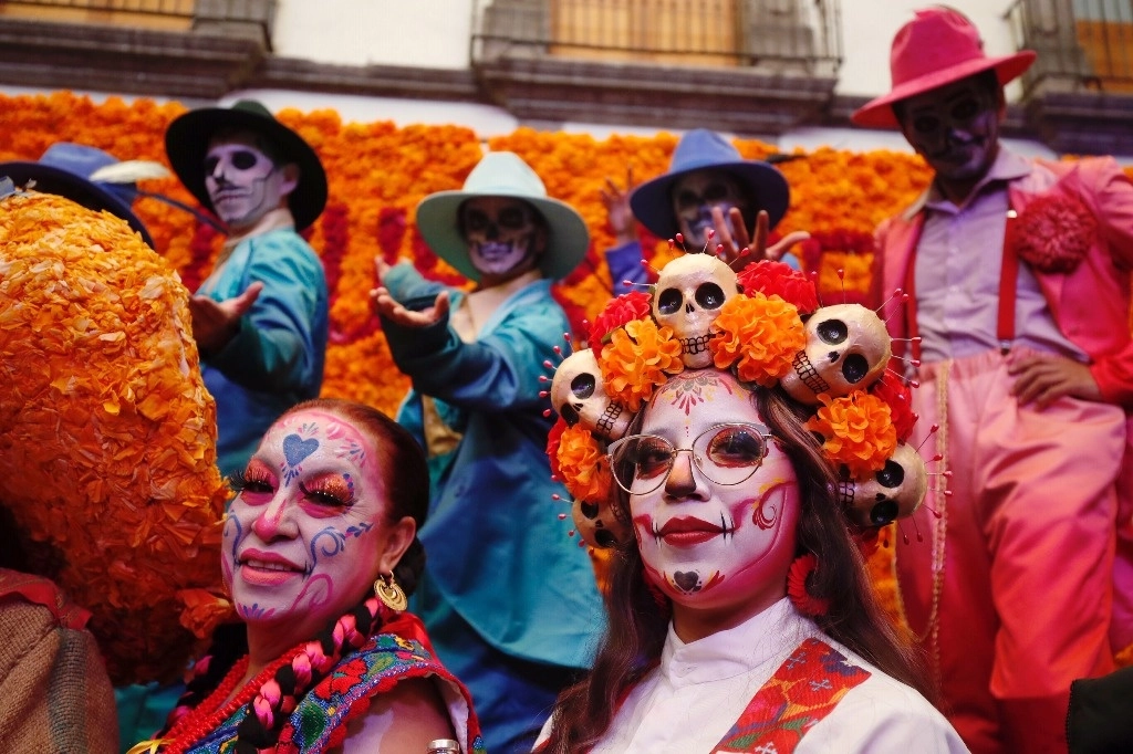 Hombres y mujeres ataviados con atuendos alusivos al Día de Muertos participaron en la conferencia sobre las actividades en la CDMX relativas a esta tradición. Foto Cristina Rodríguez 