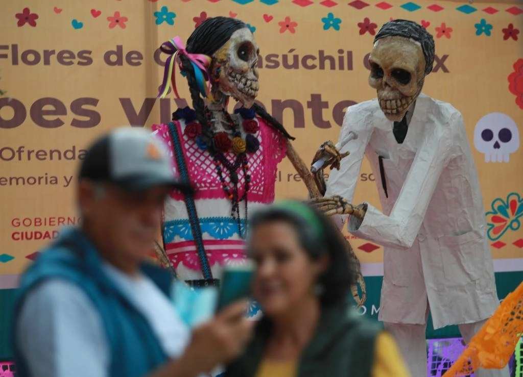 Ciudadanos acuden a observar una ofrenda colocada sobre Paseo de la Reforma, en la Ciudad de México, el 21 de octubre de 2021. Foto Alfredo Domínguez