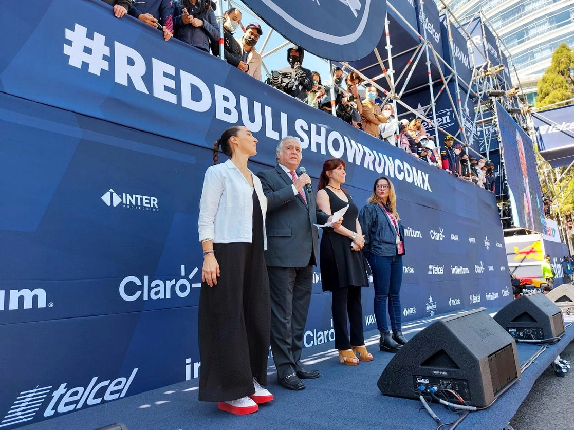 “La edición 2021 del Gran Premio de México alcanzará una derrama de 700.2 mdd y será simbólicamente el banderazo del gran futuro turístico de la gran nación mexicana”, dijo Miguel Torruco, el 3 de noviembre de 2021. Foto tomada del Twitter de de @SECTUR_mx
