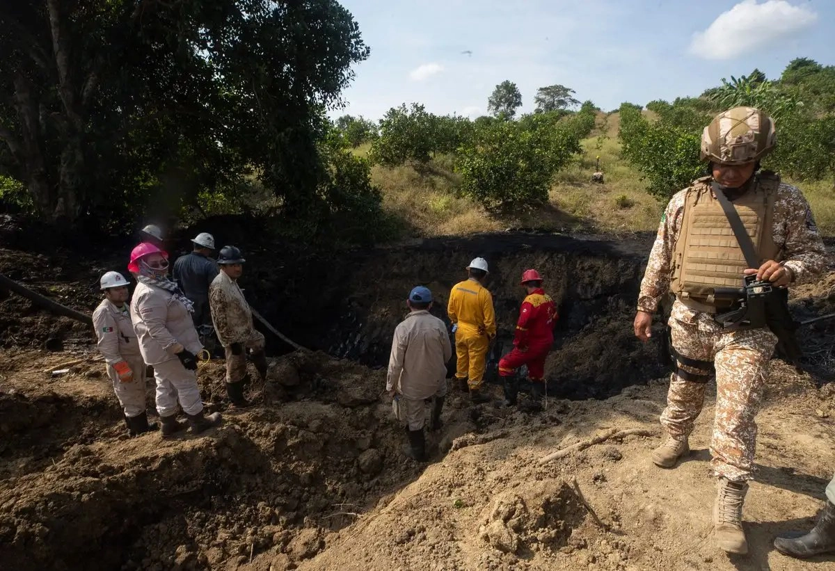 Personal de Pemex realiza tarea de remediación tras el derrame de un ducto en la comunidad de Citlaltépetl, municipio de Álamo de Temapache, Veracruz. Foto 
