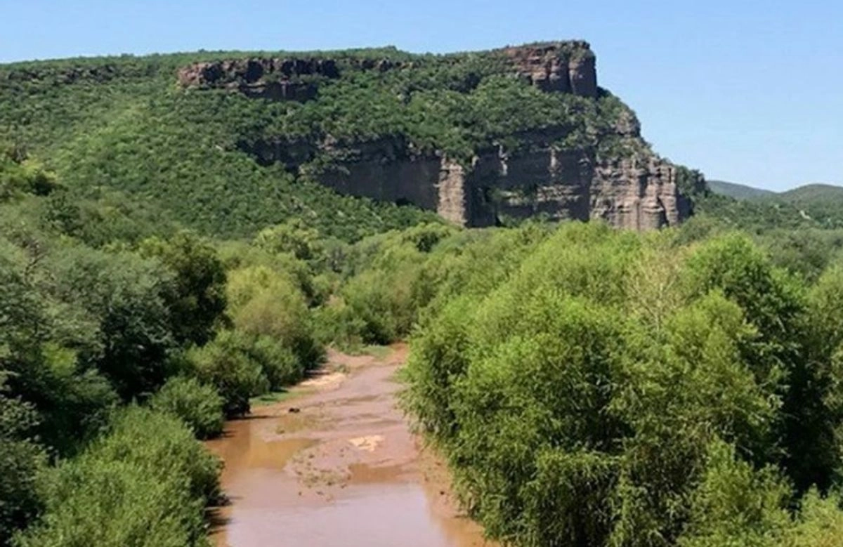 A casi 11 años del derrame tóxico de Grupo México en el Río Sonora, activistas señalaron que continúan “igual o peor”, porque no ha habido justicia ni reparación del daño. Foto
