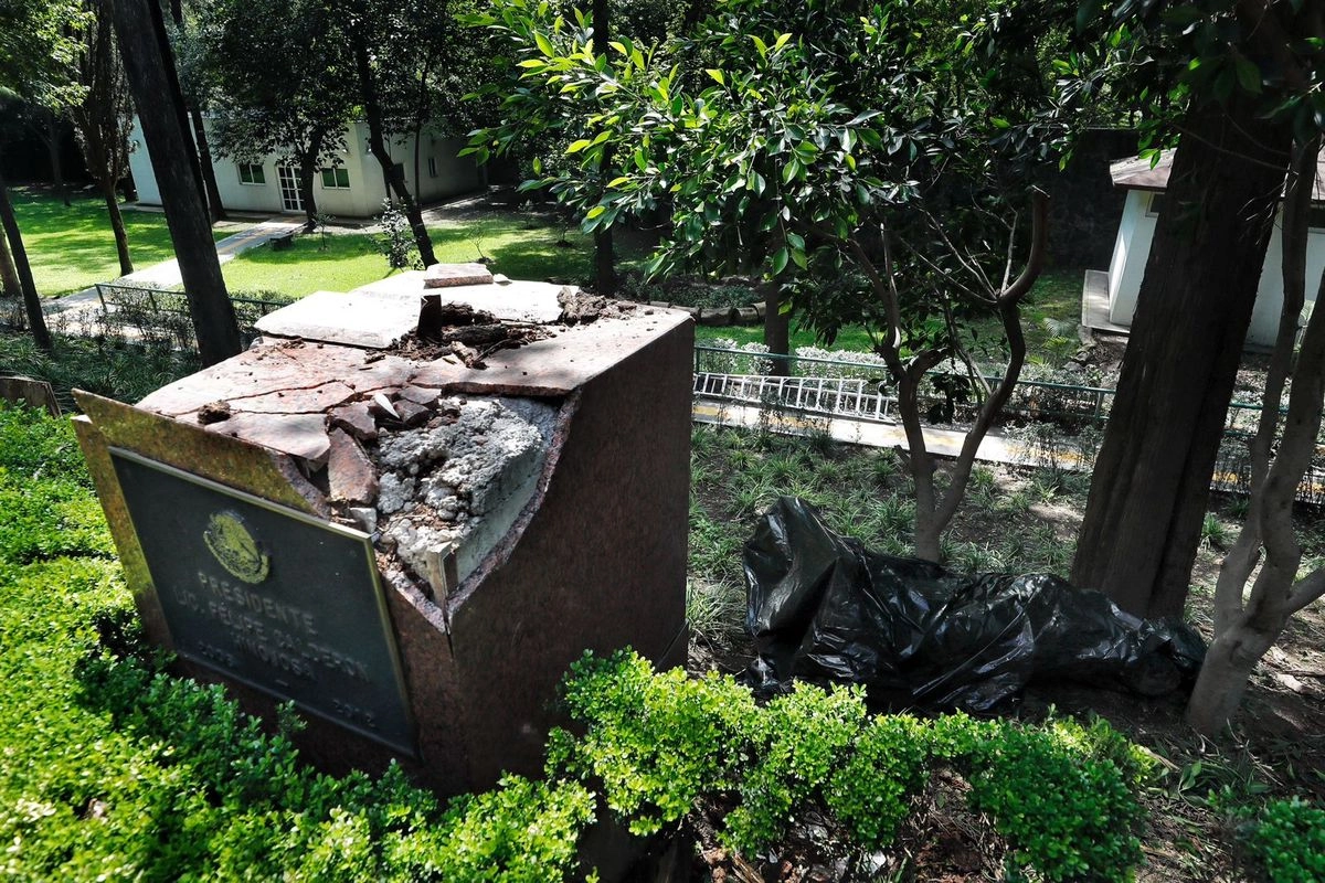 Estatua del ex presidente Felipe Calderón, la cual se encuentra embolsada después que un árbol cayera y la derribara en la Calzada de los Presidentes en el Centro Cultural Los Pinos. 