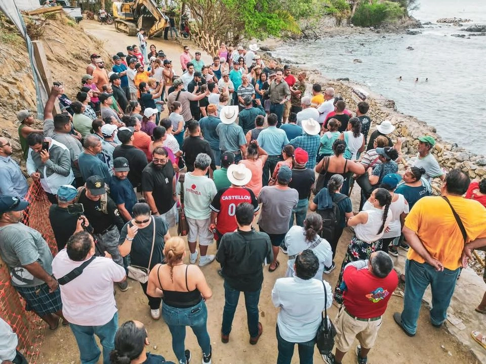 Dicha obra había sido clausurada por autoridades del medio ambiente tanto municipales, estatales y federales, hasta que se consiguió la orden para poderla derribar, una acción que decenas de ciudadanos presentes aplaudieron.