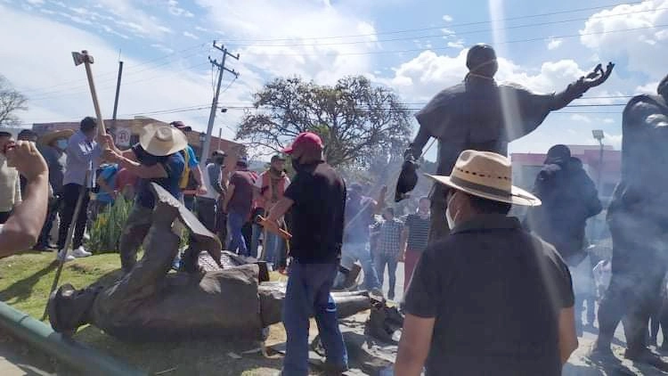 Integrantes del Consejo Supremo Indígena de Michoacán echaron abajo las estatuas de Fray Antonio de San Miguel y un ingeniero de la época de la Conquista, que daban órdenes a un indígena que cargaba una losa de cantera sobre la espalda y a otro que labraba una roca. Foto cortesía CSIM