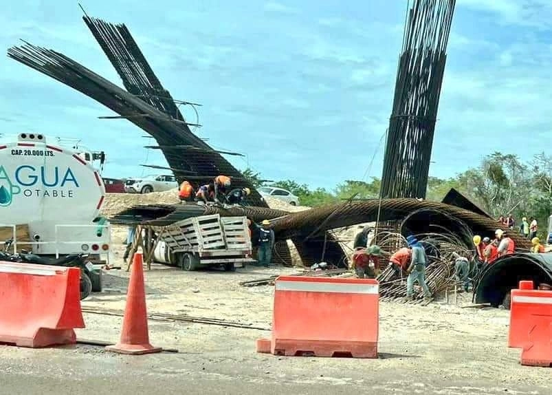 Hasta el momento no se reportan heridos. Varillas cayeron sobre un vehículo. Foto 'La Jornada Maya'  