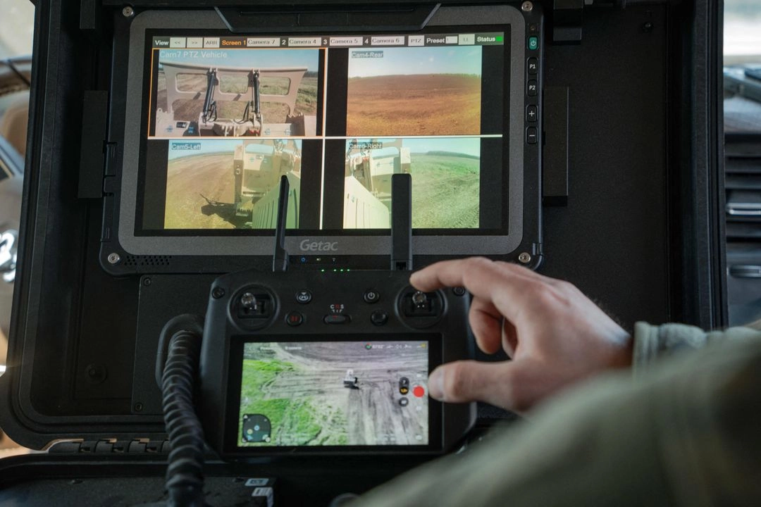 Inspectores revisan con drones un campo minado en imagen de archivo. Foto