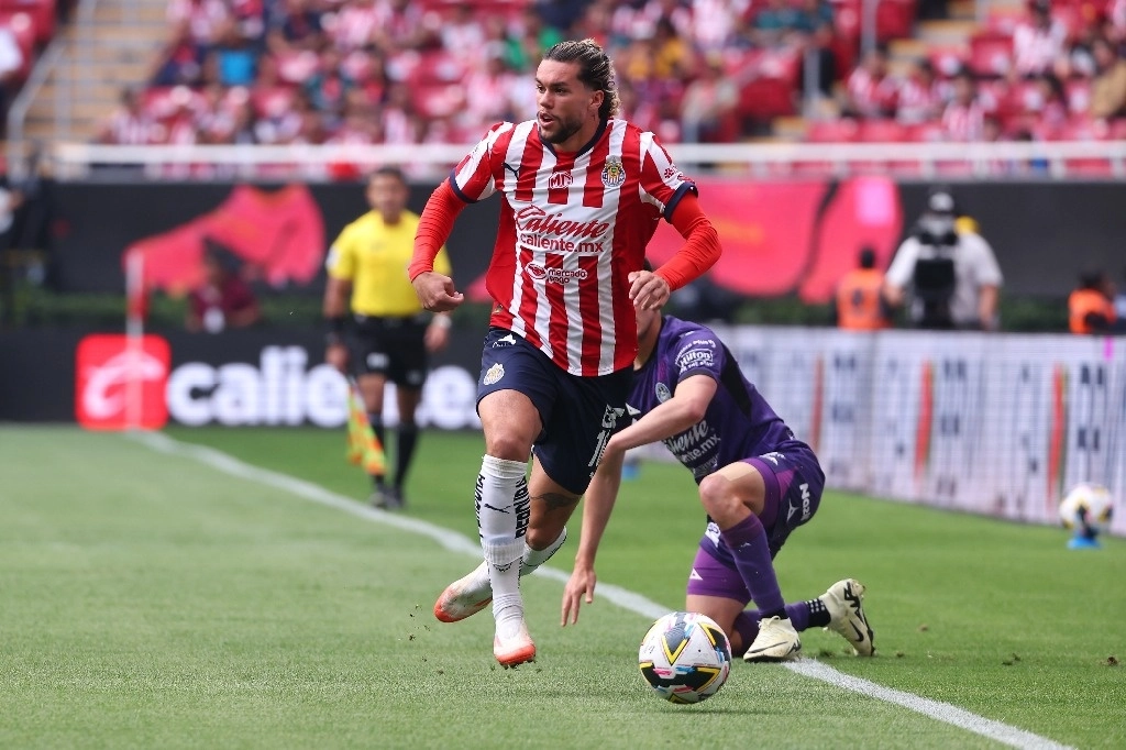 Chivas, dirigido por el argentino Fernando Gago, ahora tiene siete puntos, con los que se coloca en la tercera posición a la espera de los demás resultados por la cuarta fecha. Foto @Chivas 