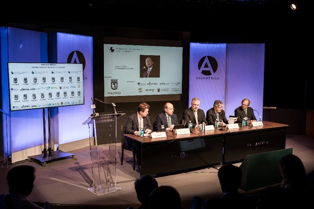 l director del Centro Latinoamericano de Atlas Network, Roberto Salinas; el expresidente de México Felipe Calderón; el expresidente de Colombia Iván Duque; el expresidente de Ecuador Guillermo Lasso, y el ex ministro de economía de Brasil, Paulo Guedes. Foto Europa Press
