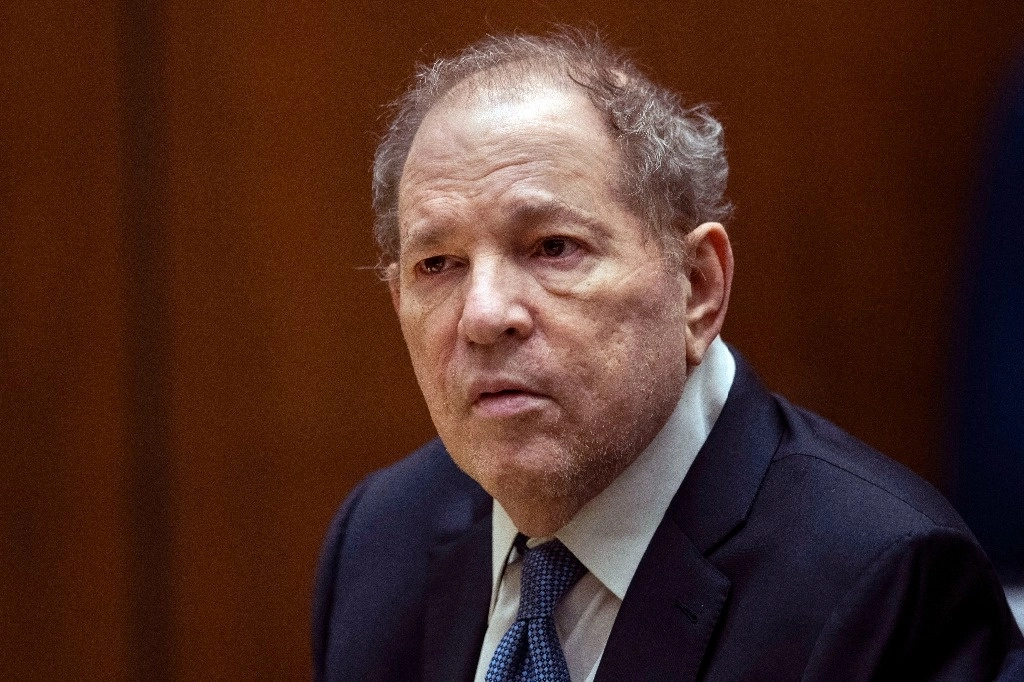El más alto tribunal de Nueva York revocó el jueves la sentencia por violación de 2020 contra Harvey Weinstein. Foto Pool, vía Ap / Archivo