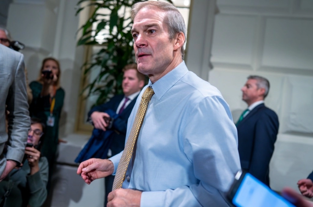 El representante Jim Jordan, republicano por Ohio, sale de una reunión a puerta cerrada justo después de que los republicanos de la Cámara lo descartaran como su candidato a presidente, en el Capitolio de Washington, el viernes 20 de octubre de 2023. Foto Ap