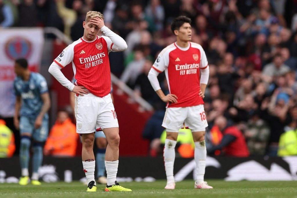 Arsenal cayó 0-2 contra Aston Villa en la fecha 33 de la Liga Premier, el 14 de abril de 2024; el Manchester City tiene ahora dos puntos de ventaja sobre los ‘Gunners’ y los ‘Reds’. Foto Afp