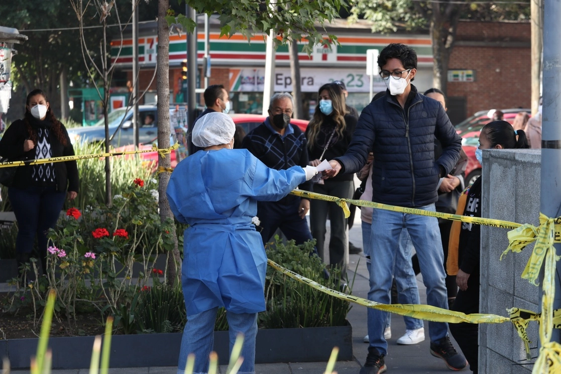 Aplicación de pruebas en el kiosco de la salud de la estación Etiopía del Metro en la Ciudad de México, ayer. Foto Luis Castillo