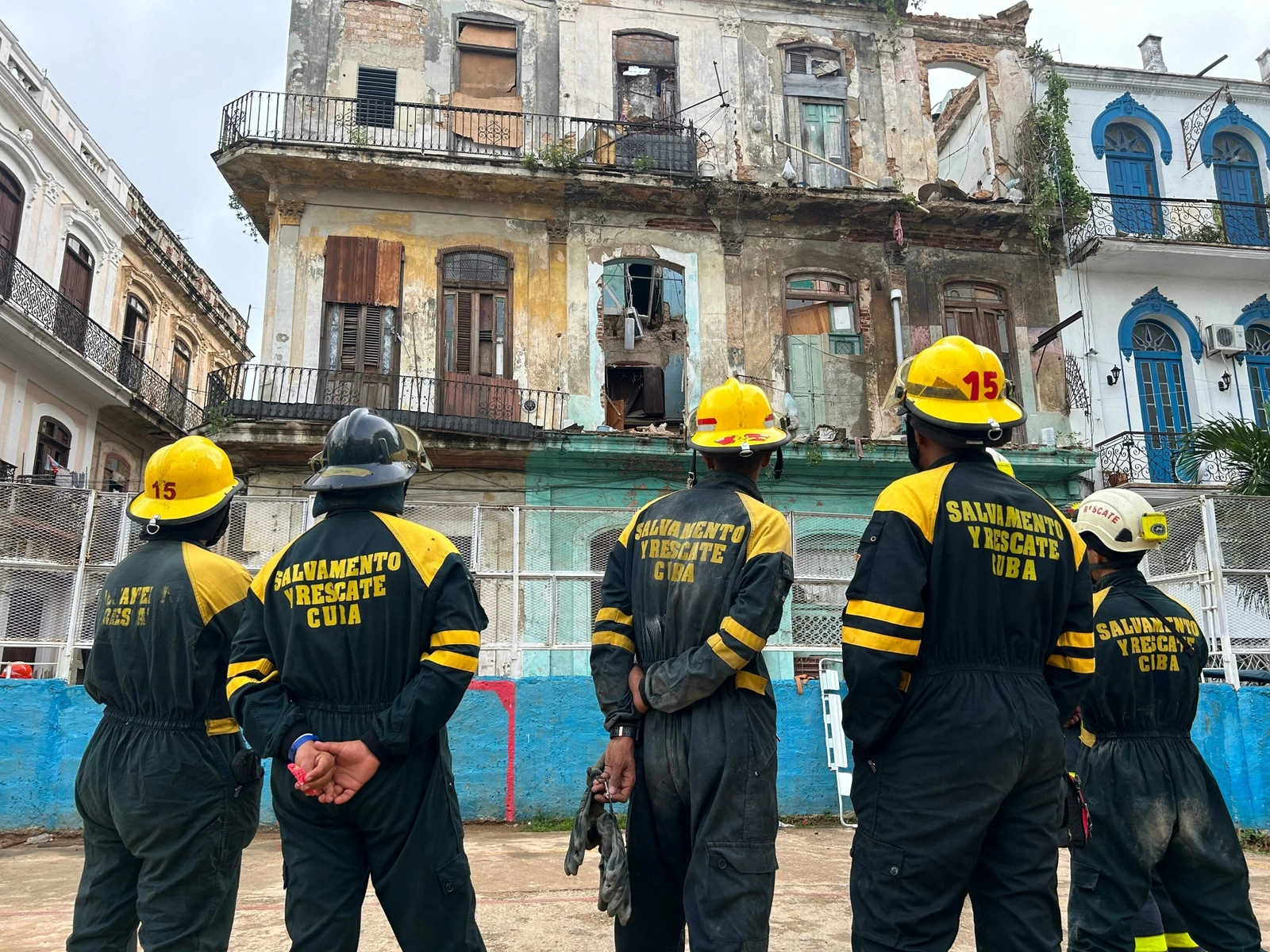 Rescatistas observan un edificio que colapsó en La Habana, Cuba, el 4 de octubre de 2023. Foto Afp 