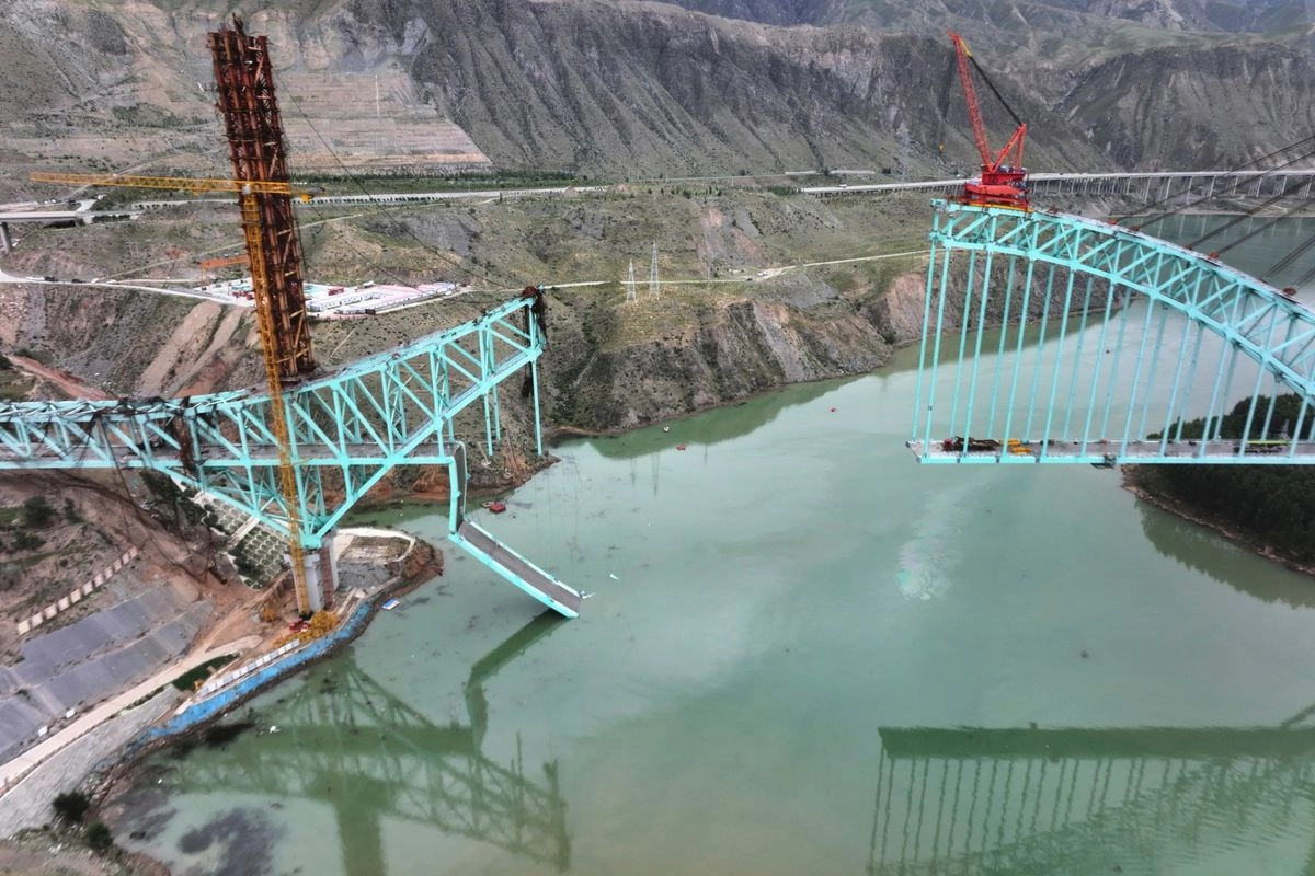 Esta fotografía aérea, publicada por la Agencia de Noticias Xinhua, muestra el sitio de un puente en construcción que se derrumbó en la sección Qinghai de la vía férrea Sichuan-Qinghai, causando múltiples muertos y desaparecidos, en la provincia noroccidental china de Qinghai el viernes 22 de agosto de 2025.  Foto 