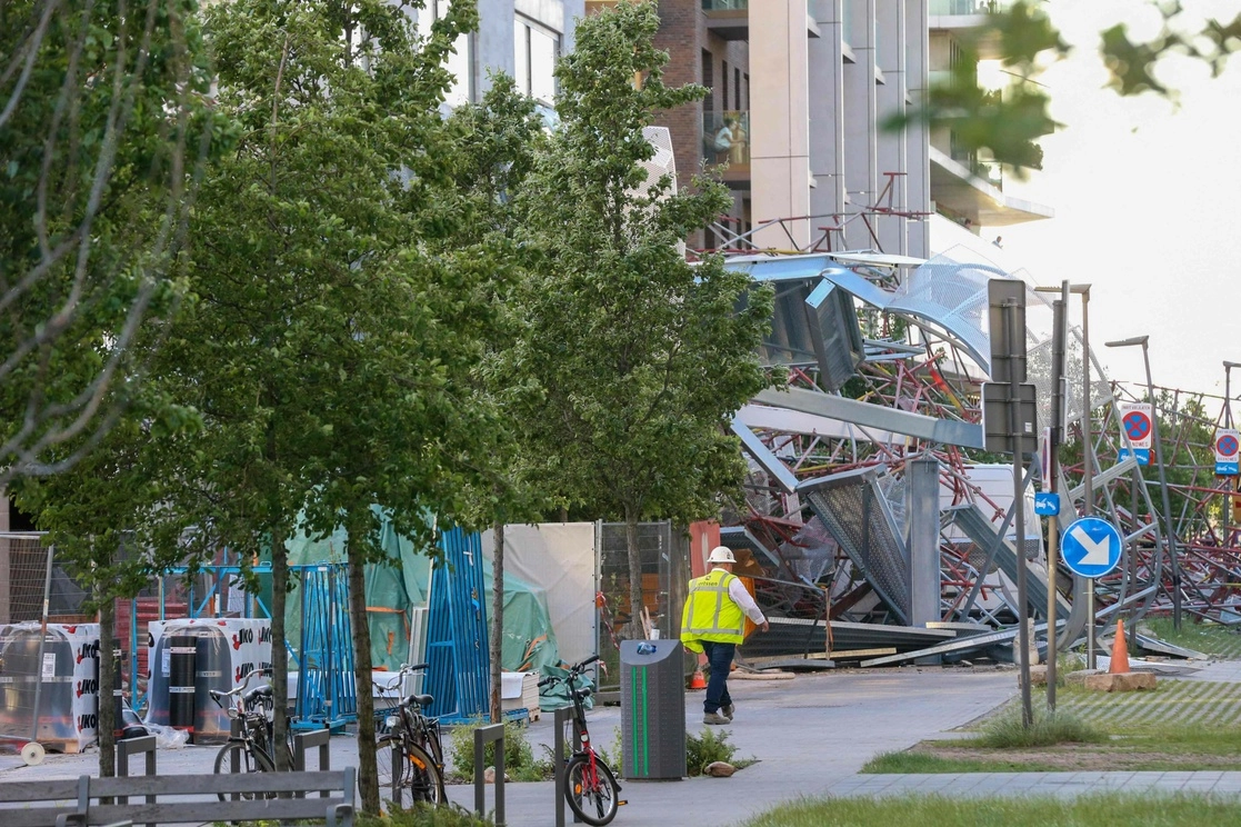 Cinco muertos y nueve lesionados fue el saldo del derrumbe de una escuela en construcción en Amberes, Bélgica. Foto Afp