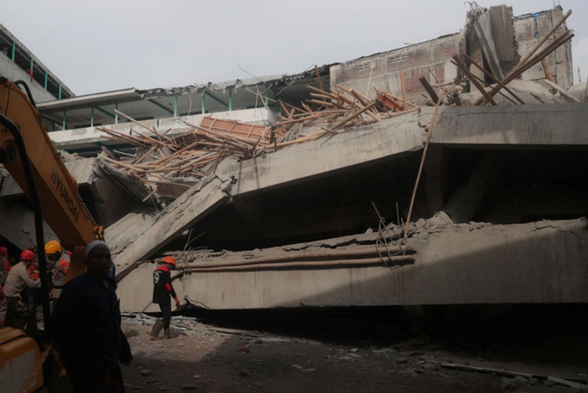 Un edificio en construcción dentro de una escuela islámica de Indonesia se desplomó durante actividades escolares; hasta el momento reportan un muerto y 99 heridos. Foto 