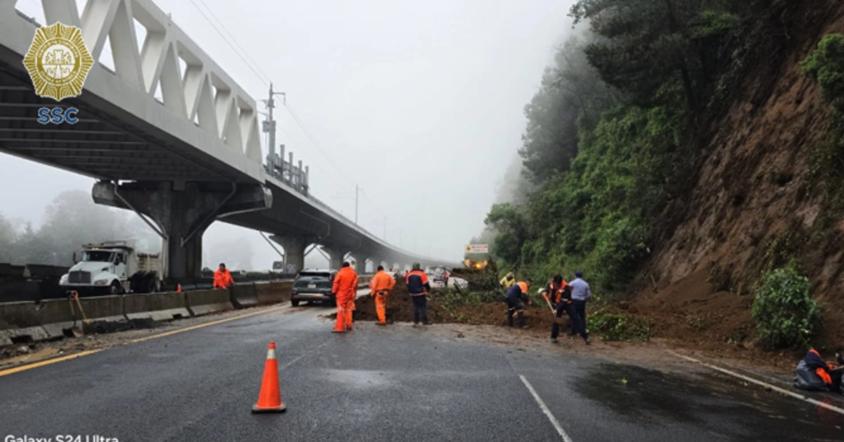 Alrededor de las 6:50 horas se registró un deslave de tierra sobre la autopista México-Toluca, con dirección a la CDMX, cerca de la caseta de cobro de La Venta. Foto