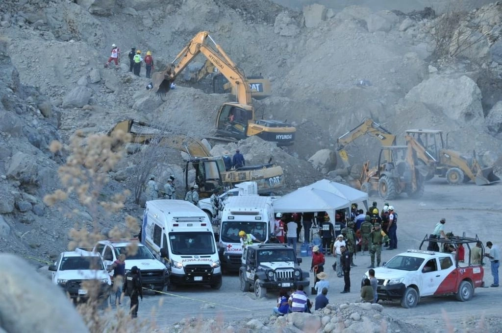 Bomberos y Personal de Protección Civil realizaron ayer labores de rescate en una mina de arena ubicada en la localidad de Teacalco, municipio de Amacuzac, Morelos, donde un trabajador perdió la vida. Foto ‘La Jornada’