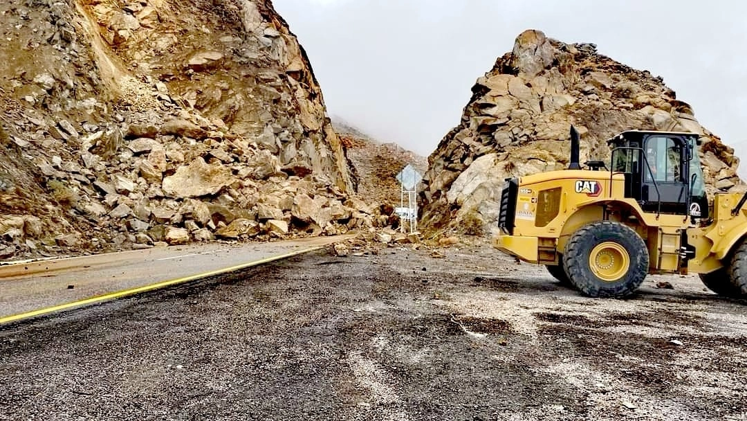 El derrumbe sobre la autopista Tijuana-Mexicali ocurrió cerca de las nueve horas a la altura de La Rumorosa. Foto ‘La Jornada’
