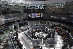 Las cifras provienen de la Comisión Nacional Bancaria y de Valores CNBV. Foto Cristina Rodríguez / Archivo
