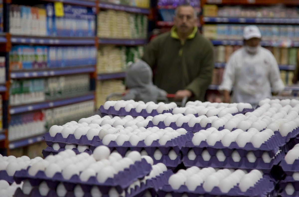 Los productos que observaron una reducción en sus precios fueron tomate verde, aguacate, naranja, limón, papa, huevo, pollo y jitomate, entre otros.