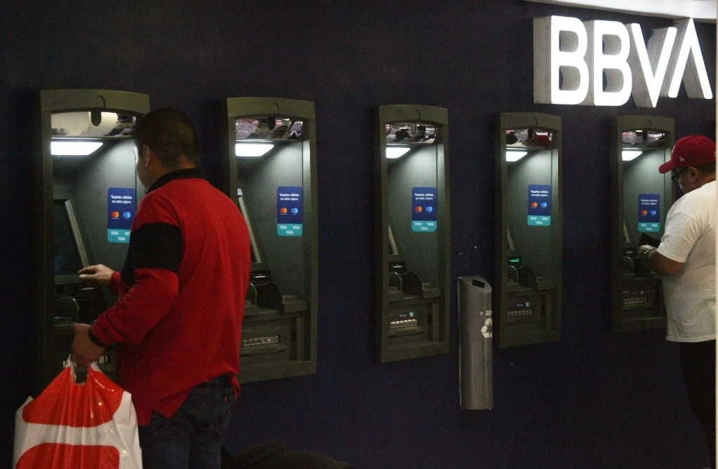 Cajeros automáticos de una sucursal de BBVA en la Ciudad de México, el 30 de agosto de 2024. Foto Roberto García Rivas