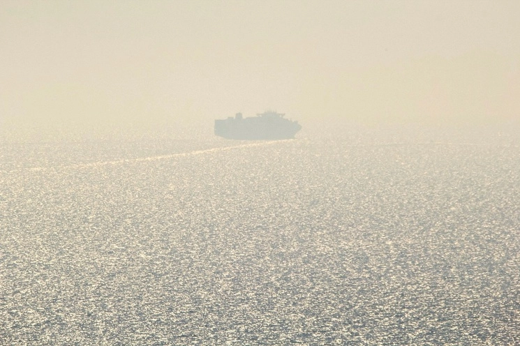 El primer buque de carga que cruza las nuevas rutas de navegación del Mar Negro sale del puerto sureño de Odesa, pese a las amenazas rusas de atacar los navíos, el 16 de agosto de 2023. Foto Afp