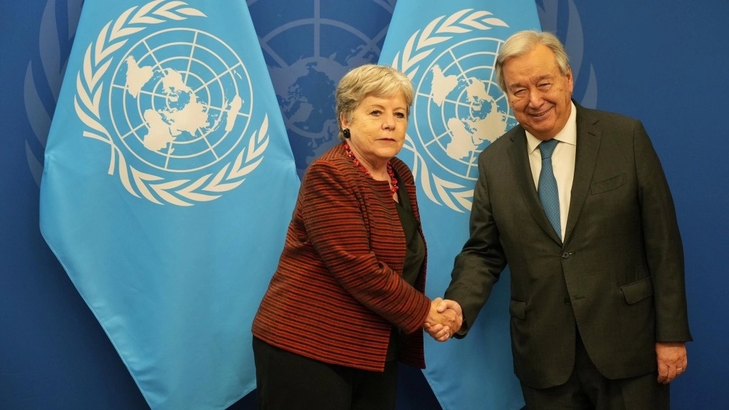 La titular de la SRE y el director general de la ONU, Antonio Guterres, en el contexto del 79 periodo de sesiones de la Asamblea General. Foto tomada de redes 
