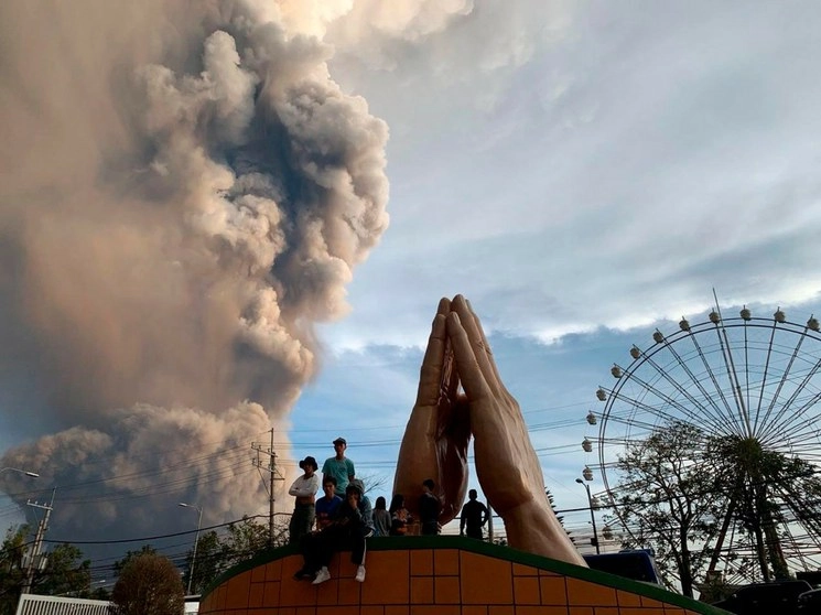 Miles de personas que viven cerca del volcán Taal fueron evacuadas de sus viviendas. Foto Ap