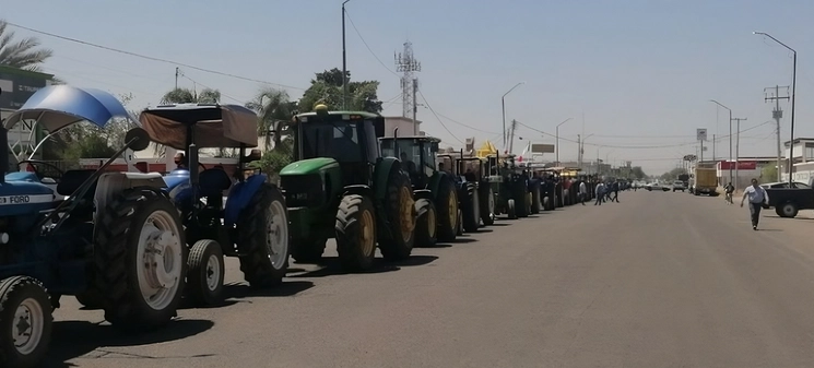 Tractores fueron utilizados para bloquear vialidades. Foto 'La Jornada' / Archivo