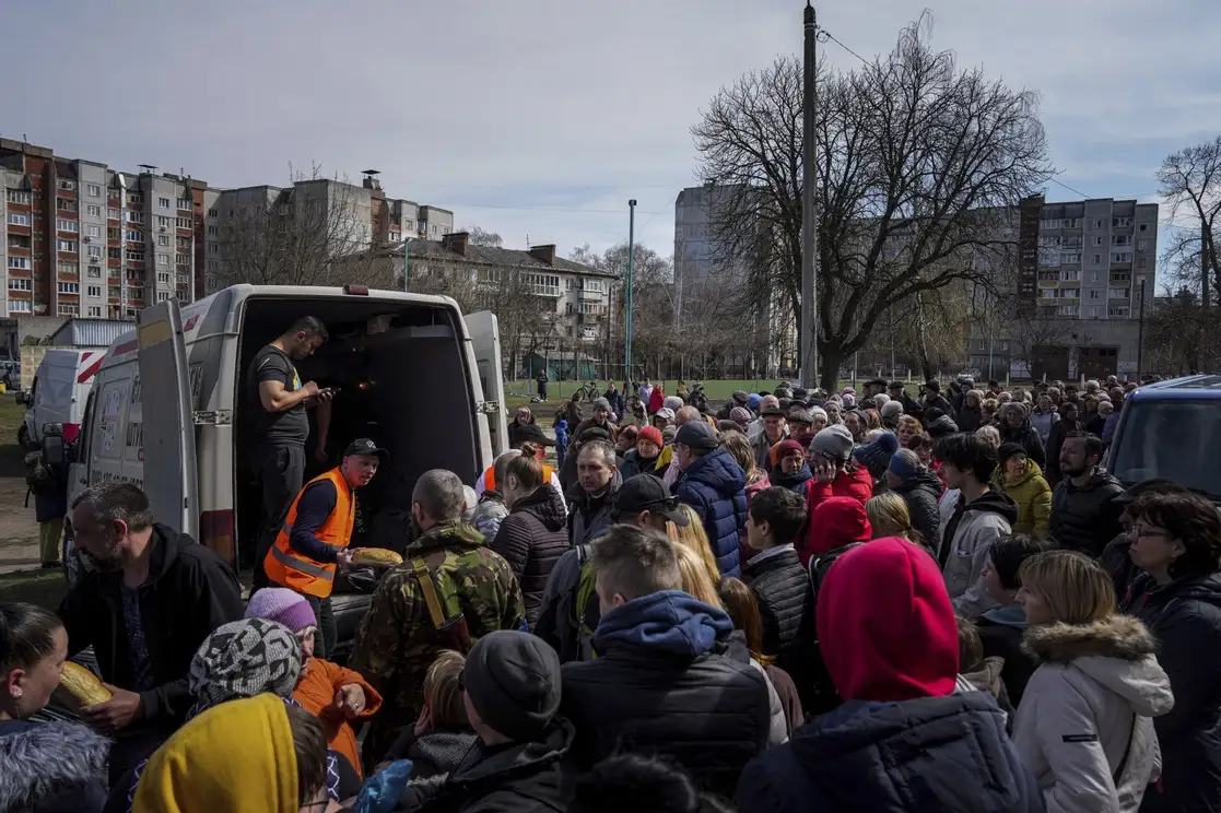Distribución de ayuda humanitaria en el patio de un colegio en Chernígov, Ucrania, el 7 de abril de 2022. Foto Ap