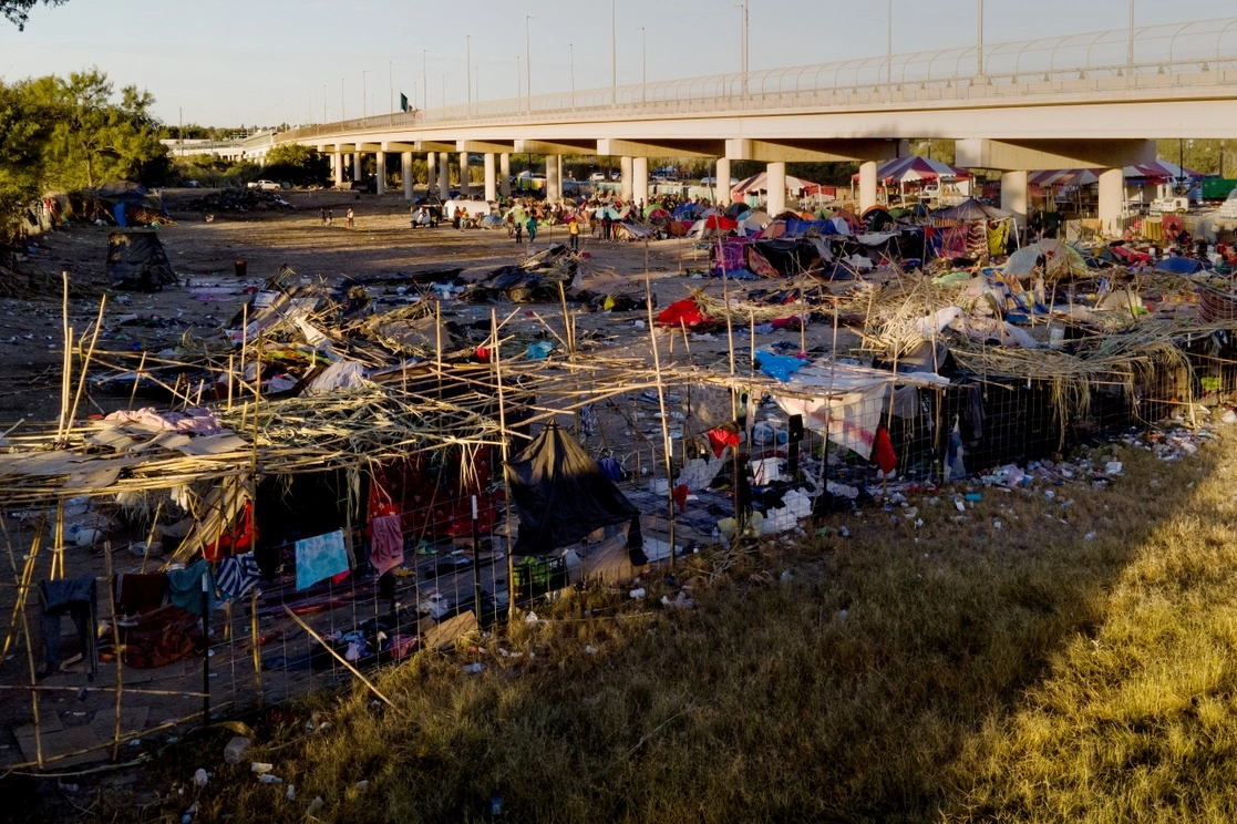 Migrantes, muchos provenientes de Haití, son vistos en un campamento cerca del Puente Internacional Del Rio, Texas, en la mañana del 24 de septiembre de 2021. Foto Ap