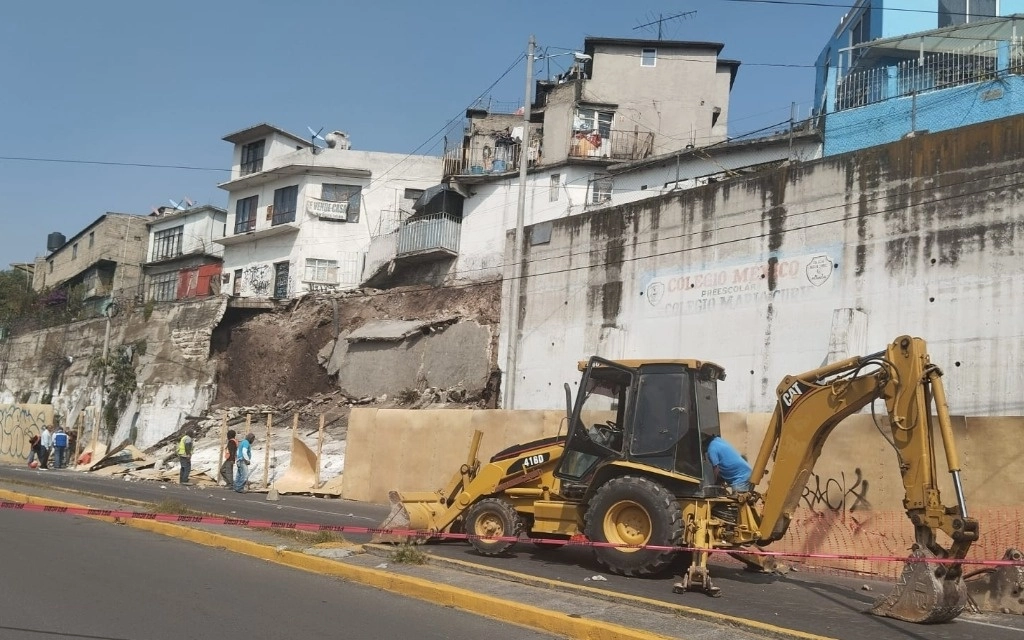 La alcaldía detalló que desde el martes 5 de noviembre de 2024, recibieron la alerta de vecinos de la zona, que advertían que la parte baja del talud se estaba socavando. Foto La Jornada