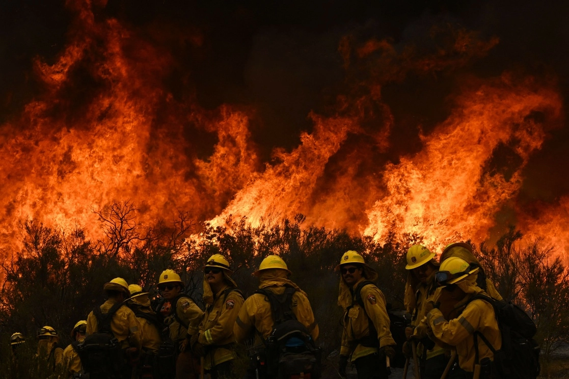 Mientras bomberos luchan contra el fuego que se extiende sin tregua en las afueras de Los Ángeles, California, asolada por una ola de calor, se advirtió que las próximas lluvias por la tormenta tropical ‘Kay’ ocasionarán inundaciones en las áreas ya arrasadas por el incendio. Foto Afp