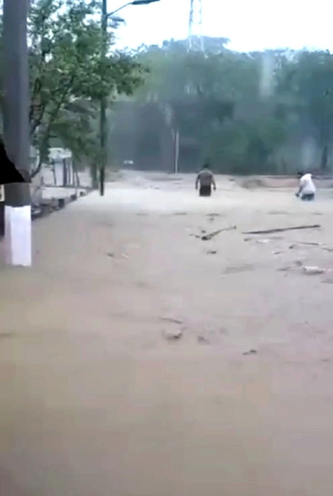 La Subsecretaría de Protección Civil de Hidalgo informó que 200 familias fueron evacuadas por elementos del Ejército Mexicano ante el desbordamiento del río Santa Teresa, municipio de Yahualica, en la región de la Huasteca. Foto ‘La Jornada’