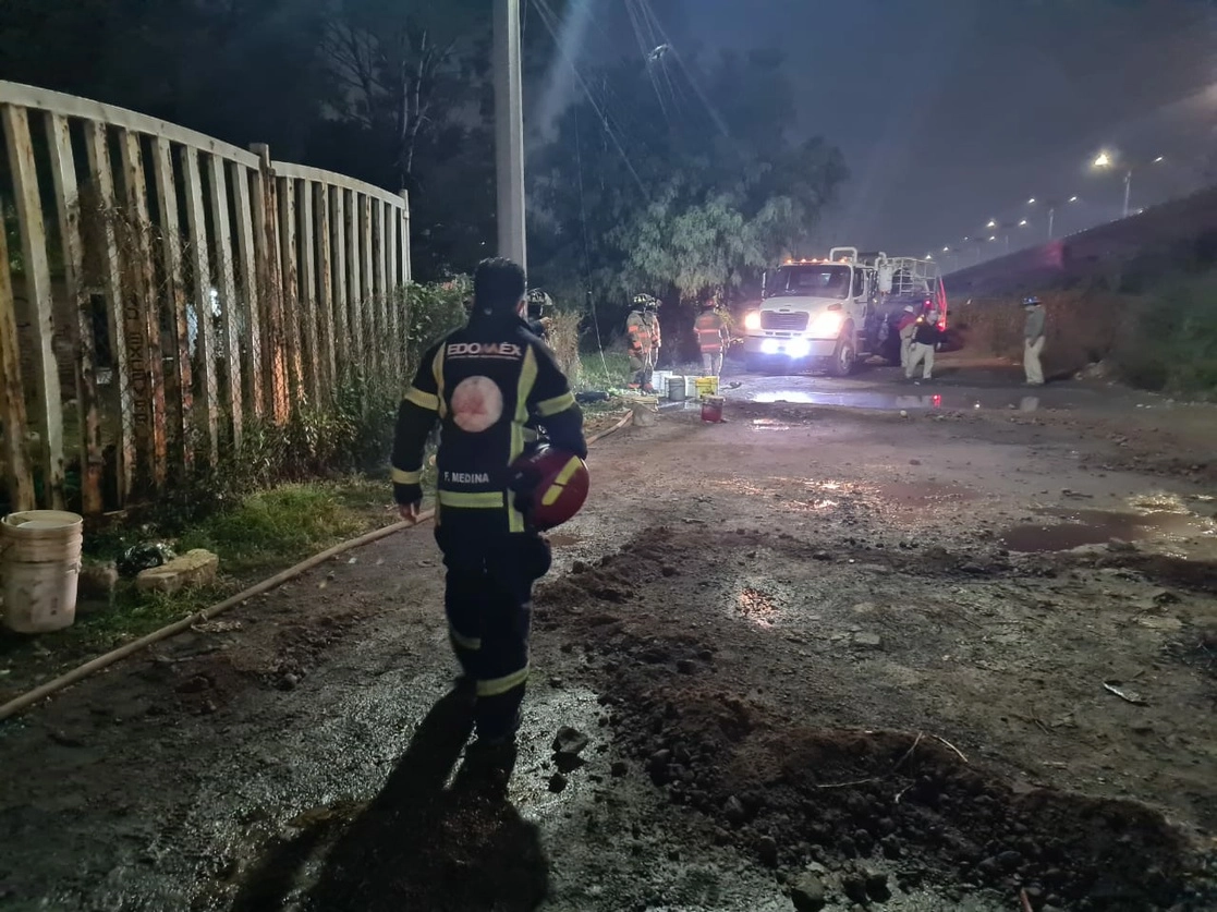 Protección Civil y Bomberos de Ecatepec mantiene un equipo de guardia permanente que atienda las fugas de combustibles en la demarcación, el 29 de septiembre de 2021. Foto La Jornada