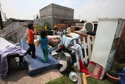 Desalojo de personas en Tláhuac, en imagen de archivo. Foto Alfredo Domínguez