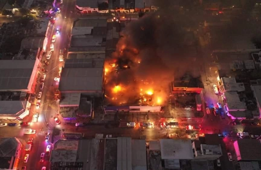 El incendio inició cerca de las 5:00 horas de este miércoles en la colonia Pablo A. de la Garza, en Monterrey, sector conocido por la compra y venta de autopartes, el 10 de febrero de 2021. Foto cortesía Protección Civil estatal