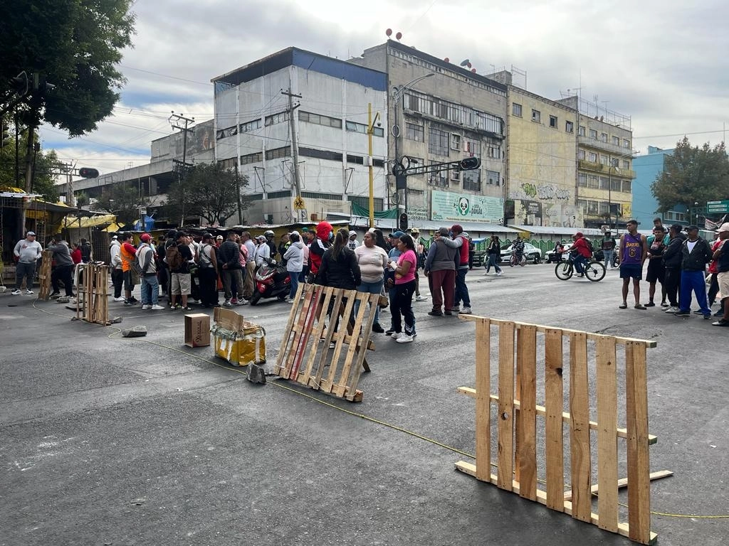 Comerciantes de la zona de La Merced bloquearon Circunvalación, al cruce con la calle General Anaya, luego de su desalojo de un edificio por parte de autoridades, en la Ciudad de México, el 9 de enero de 2024. Foto Alfredo Domínguez