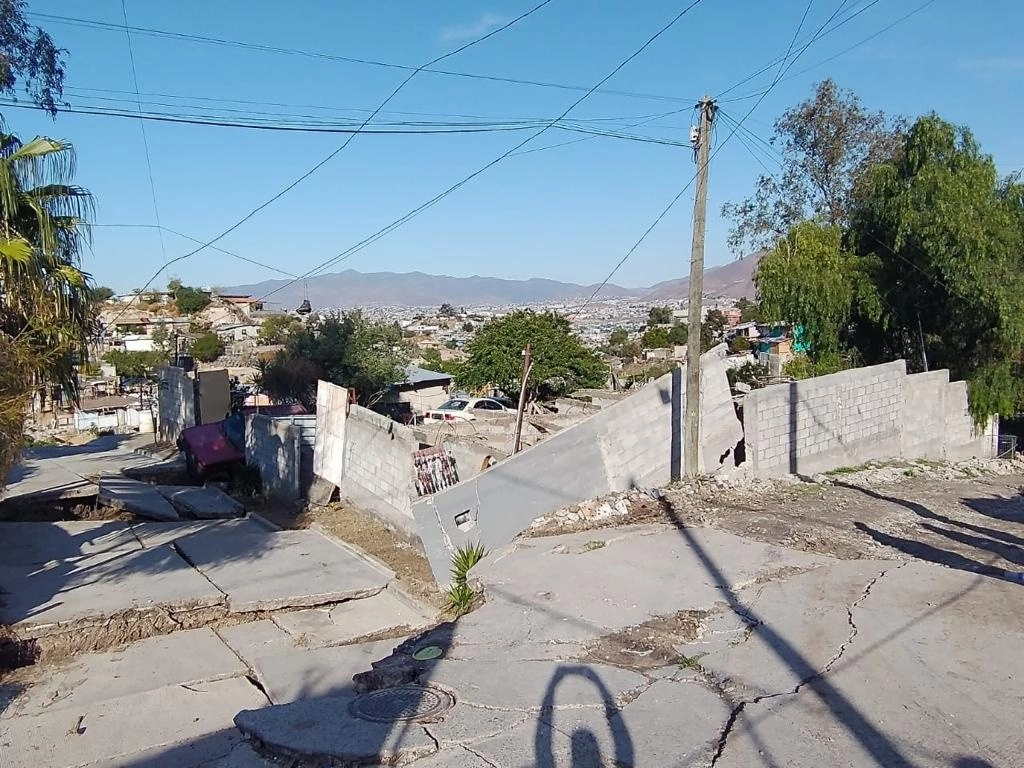 Al menos 50 familias fueron desalojadas tras el hundimiento registrado en la colonia 3 de Octubre de Tijuana. Foto Margarito Martínez