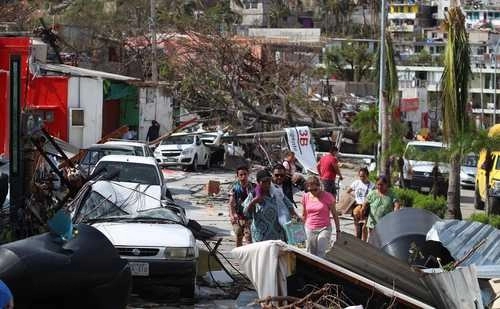 Damnificados por el paso del huracán en Guerrero. Foto Alfredo Domínguez/ archivo