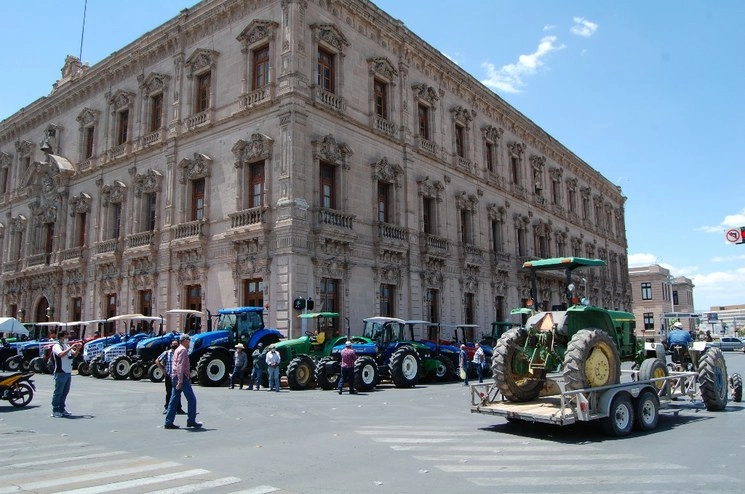 Durante el desalojo, los elementos de seguridad exigieron a los productores quitar alrededor de 50 tractores, camionetas y camiones. Foto Jesús Estrada